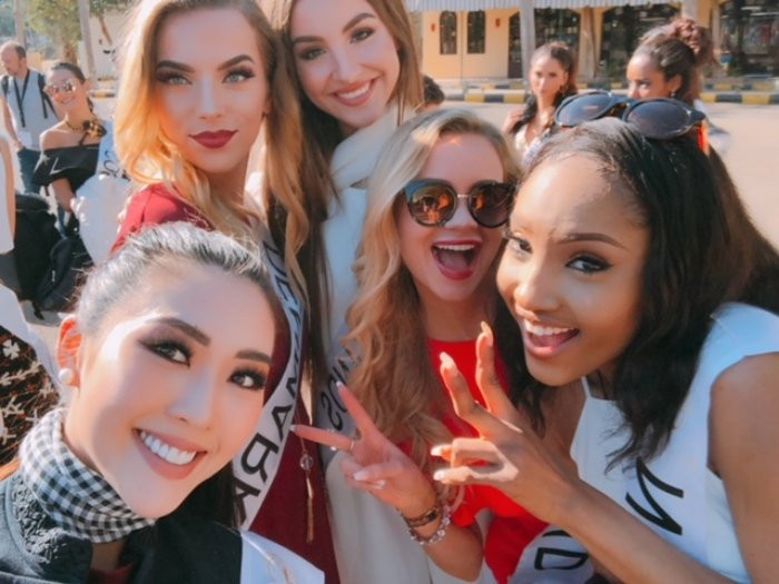 batch_Tuong Linh tang khan ran cho thi sinh cac nuoc (7) 9