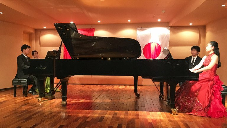 Nghe sy tre Viet Nhat song tau