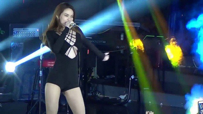 Dở khóc dở cười với những tình huống ca sĩ bị fan cuồng quấy rối, sờ soạng khi đang diễn trên sân khấu - Ảnh 3.