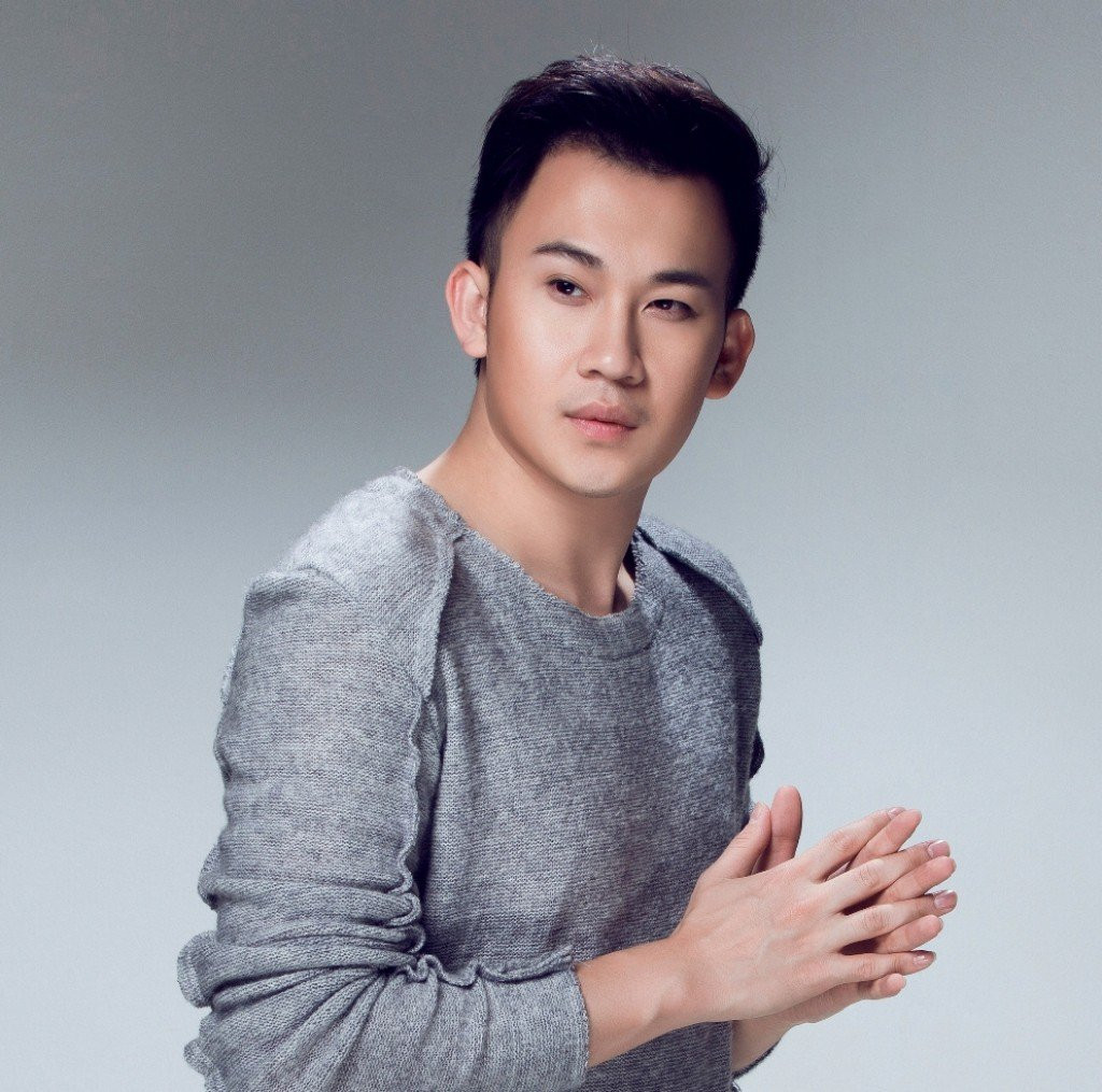 Dở khóc dở cười với những tình huống ca sĩ bị fan cuồng quấy rối, sờ soạng khi đang diễn trên sân khấu - Ảnh 7.