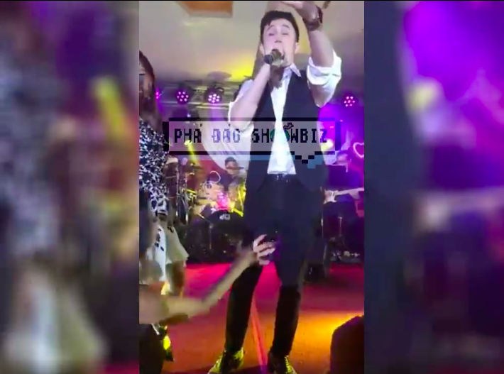 Dở khóc dở cười với những tình huống ca sĩ bị fan cuồng quấy rối, sờ soạng khi đang diễn trên sân khấu - Ảnh 4.