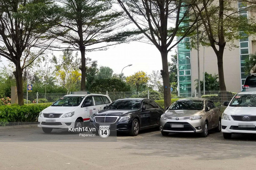 Hoa hậu Đặng Thu Thảo đã rời bệnh viện trở về nhà sau khi hạ sinh con đầu lòng. - Ảnh 1.