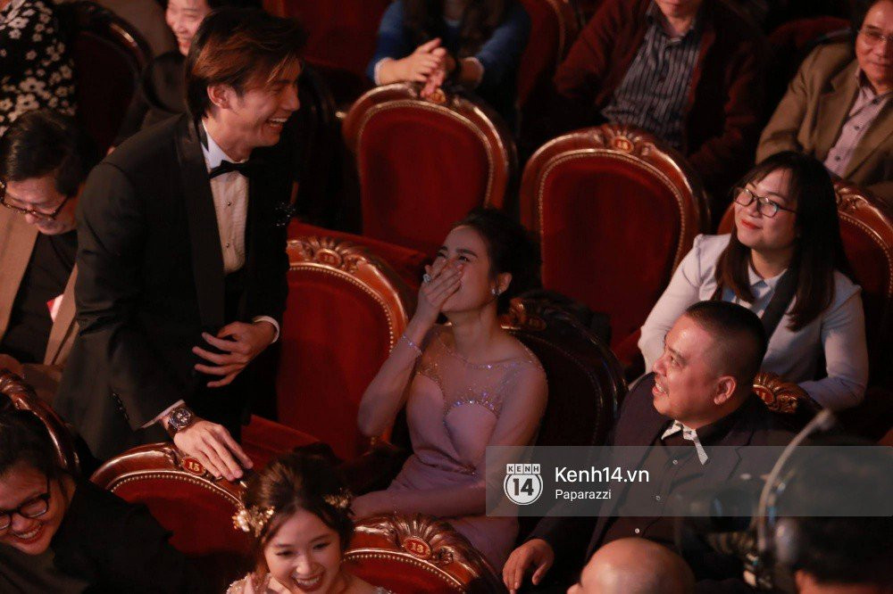 Clip: Nhan Phúc Vinh cởi áo khoác cho Nhã Phương khi ngồi cạnh, cùng nhau đi ăn đến gần 2 giờ sáng - Ảnh 4.