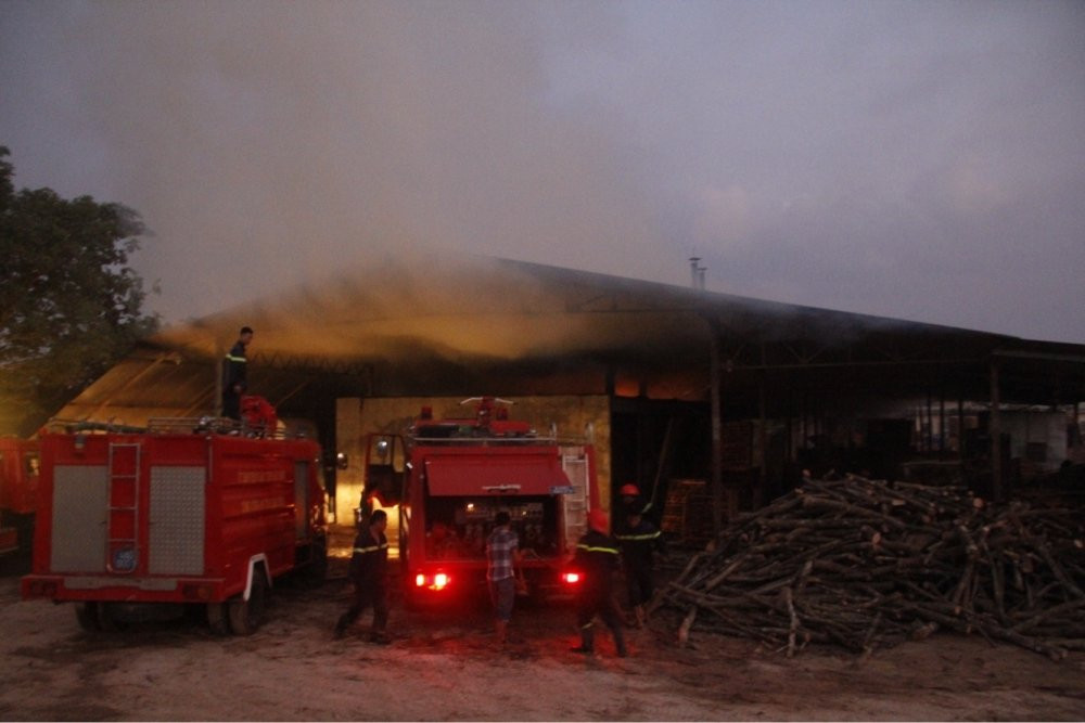 Hinh anh Chay xuong go trong dem khuya