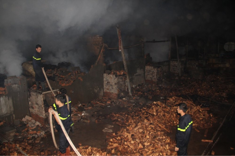 Hinh anh Chay xuong go trong dem khuya