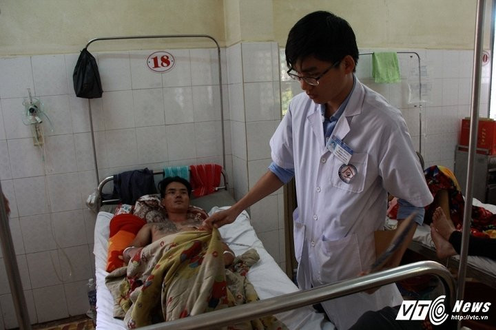 Hinh anh Tai xe bi dam luc dung an com: lo clip nghi pham