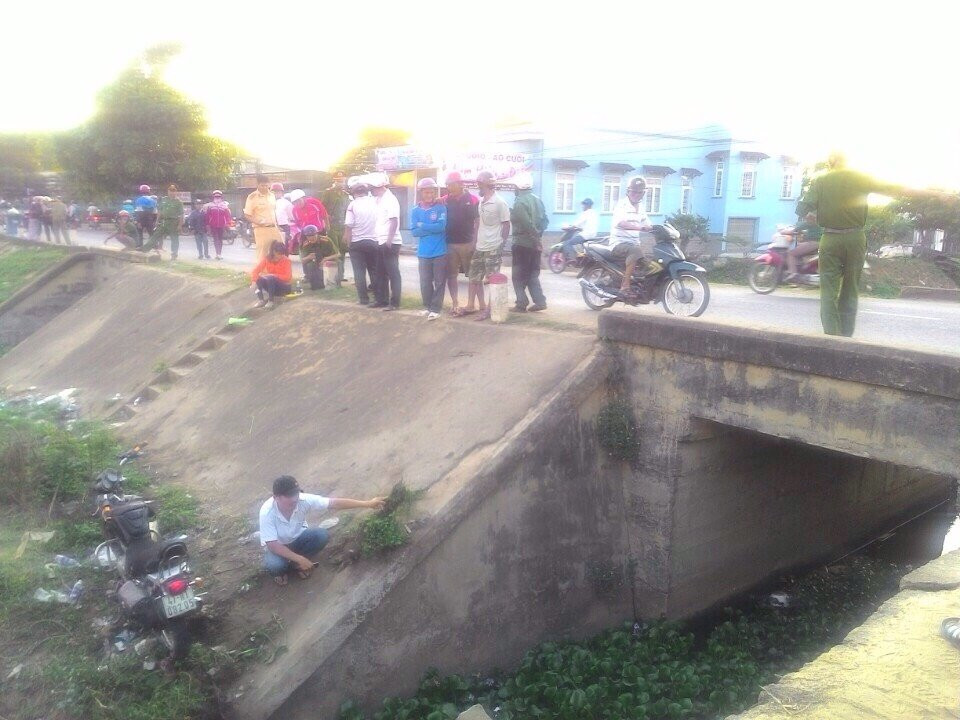 Hinh anh Can bo kiem lam lao xuong muong chet tham