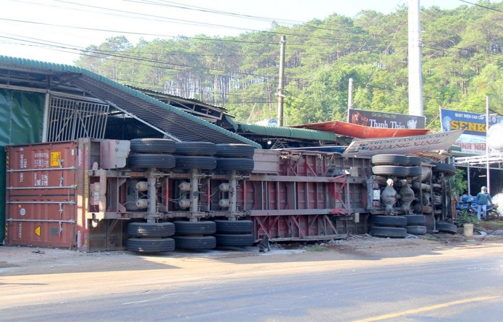 Hinh anh Lat xe container, 5 nguoi thuong vong