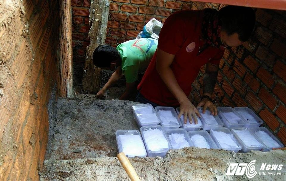 Hinh anh Chang tho xam di gom hon 500 thi the hai nhi bi vut bo