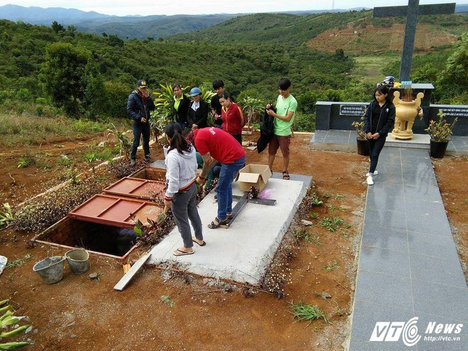 Hinh anh Chang tho xam di gom hon 500 thi the hai nhi bi vut bo 5