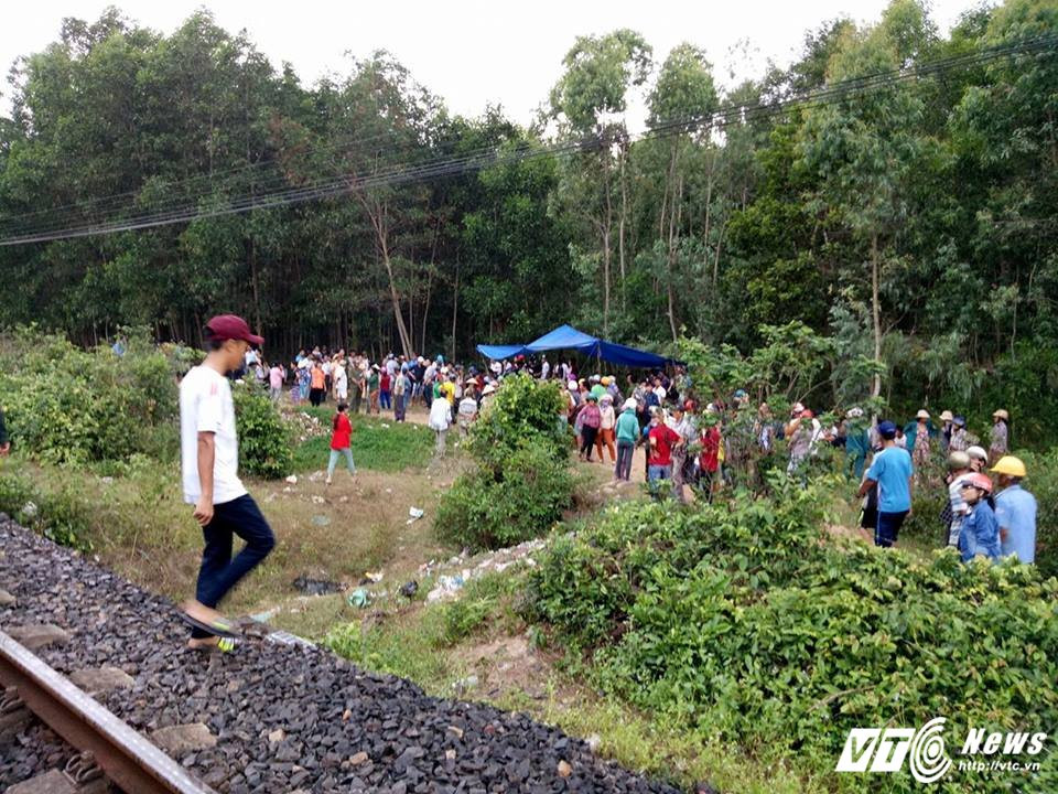 Hinh anh Xe hoi bi tau hoa huc vang, 4 nguoi chet tham: Nhan chung ke lai vu tai nan