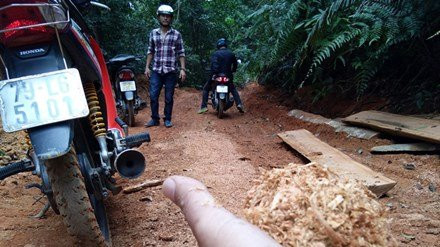 Hinh anh Xuc pham phong vien, nha bao: Pho giam doc So bi kien nghi ky luat