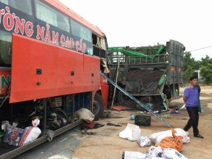 Hinh anh Them vu tai nan giua xe khach va xe o to tai, 3 nguoi thuong vong