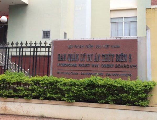 Hinh anh Hai can bo de thap thoAT TIEN TY BI BAT