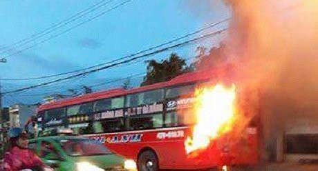 video-xe-khach-boc-chay-tren-duong-ho-chi-minh-40-hanh-khach-thoat-nan-084045