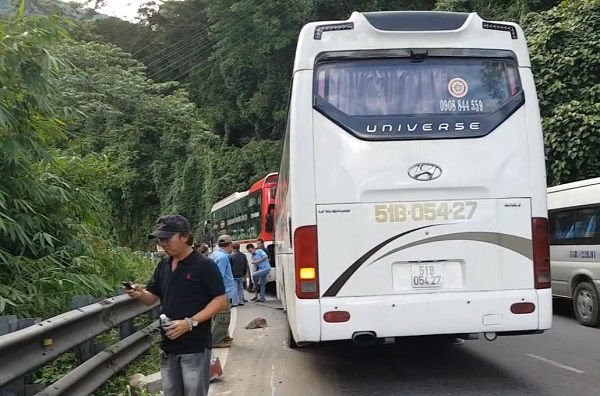 20170813220235-xe-khach-mat-thang-tren-deo-bao-loc-01