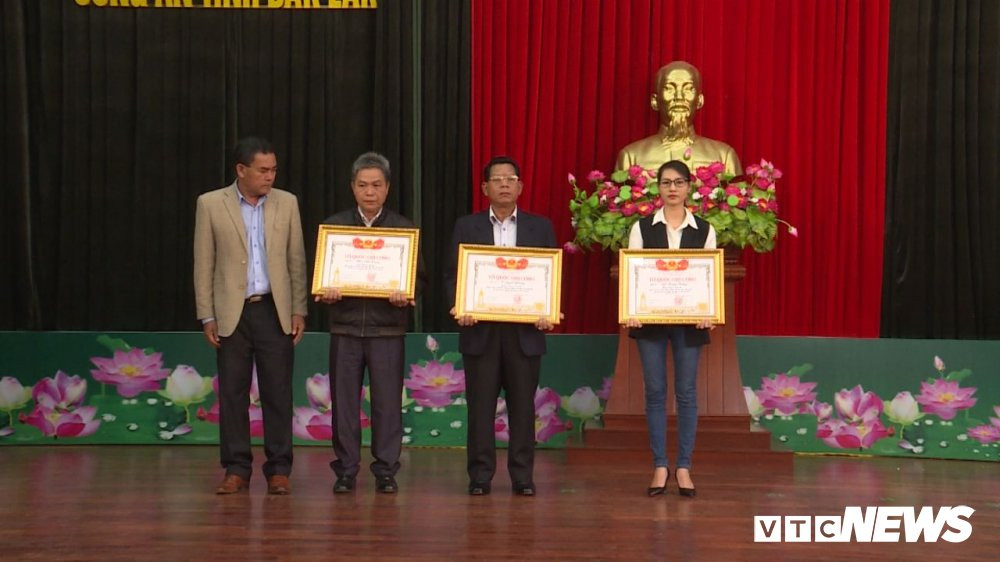 Dai dien UBND tinh Dak Lak trao bang To quoc ghi cong cho gia dinh cac liet sy