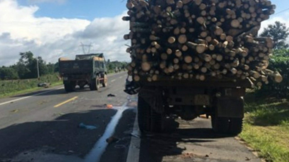 di-cao-mu-cao-su-thue-2-vo-chong-va-cham-voi-xe-tai-tu-vong-screenshot_20180701-105738-1530421144-width1920height1080