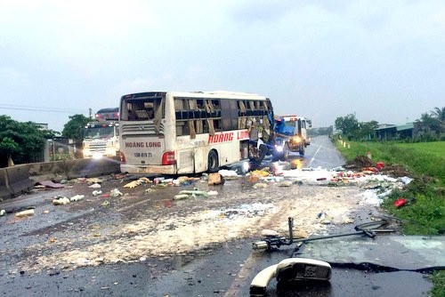 Xe-giuong-nam-nat-dau-sau-cu-tong-dai-phan-cach-2-nguoi-chet-1-1532070228-width500height334