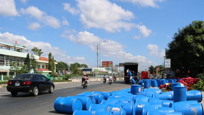 xe-tai-cho-hon-100-thung-axit-lat-tren-quoc-lo-o-binh-thuan-hinh-anh0166998628