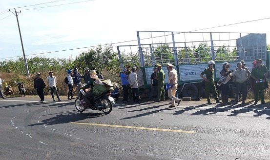 Xe-tai-doi-dau-xe-may-3-chi-em-tu-vong-20190111_151439-1547197103-width640height480