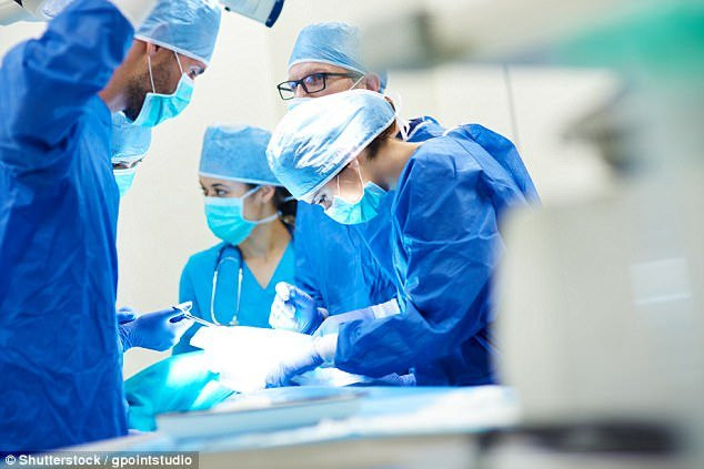 bac-si-khoa-than-khi-phau-thuat