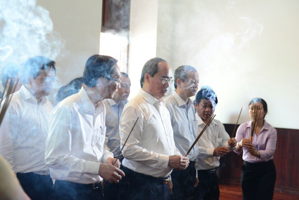 Tan Bi thu TP.HCM Nguyen Thien Nhan tham Ben Nha Rong hinh anh 4