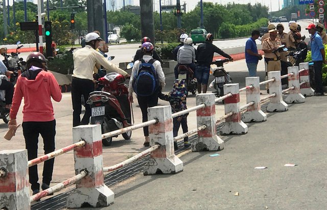 Nhiều trường hợp vi phạm khi qua hầm Thủ Thiêm bị CSGT phát hiện, lập biên bản xử lý.