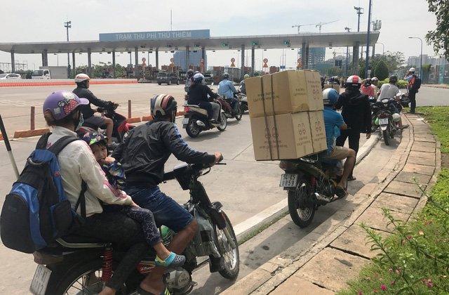 Nhiều người sợ bị CSGT xử phạt đã dừng đậu ngay lối ra hầm để né tránh; trong số đó có không ít trường hợp chở hàng cồng kềnh, xe cũ nát vi phạm giao thông.