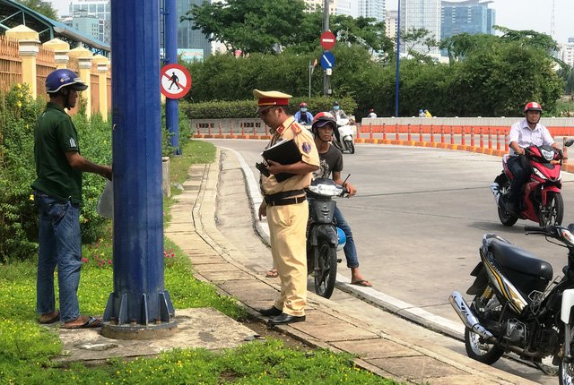 CSGT nhắc nhở người dân rời khỏi khu vực cấm dừng đỗ.