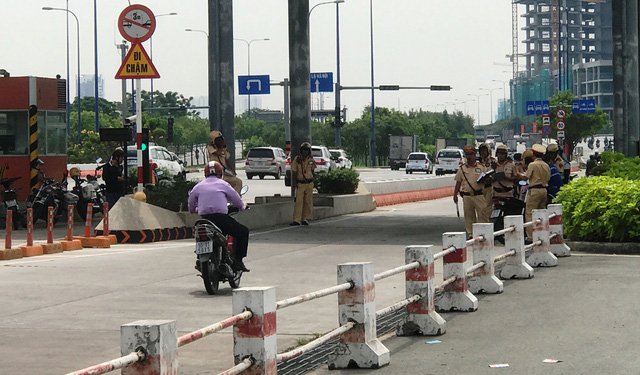 Tổ công tác thuộc Đội CSGT Bến Thành, thực hiện chuyên đề xử phạt vi phạm tốc độ đối với phương tiện lưu thông qua hầmThủ Thiêm.