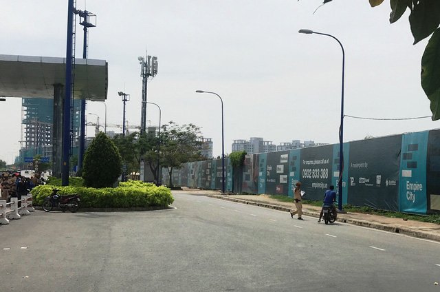 Thậm chí có người liều lĩnh chạy lên tiểu đảo trồng cây xanh để né nhưng đã bị CSGT phát hiện, chặn dừng xử lý.