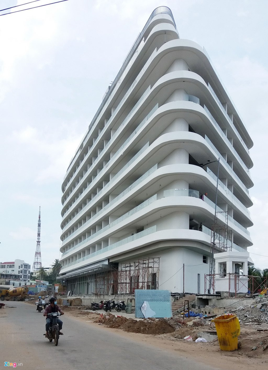 Khach san hinh con tau 'gat phang' cho dem Dinh Cau hinh anh 3