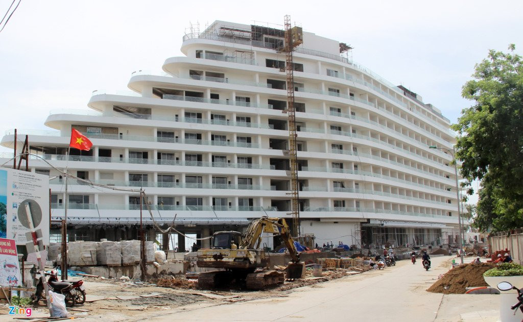 Khach san hinh con tau 'gat phang' cho dem Dinh Cau hinh anh 1