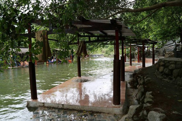 Một khu du lịch không phép ở suối Lương