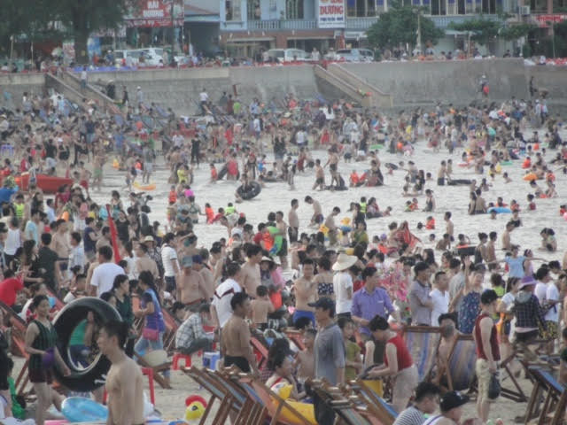 nắng nóng, nóng kỷ lục, Sầm Sơn, Cửa Lò, Đồ Sơn, bãi biển, giải nhiệt