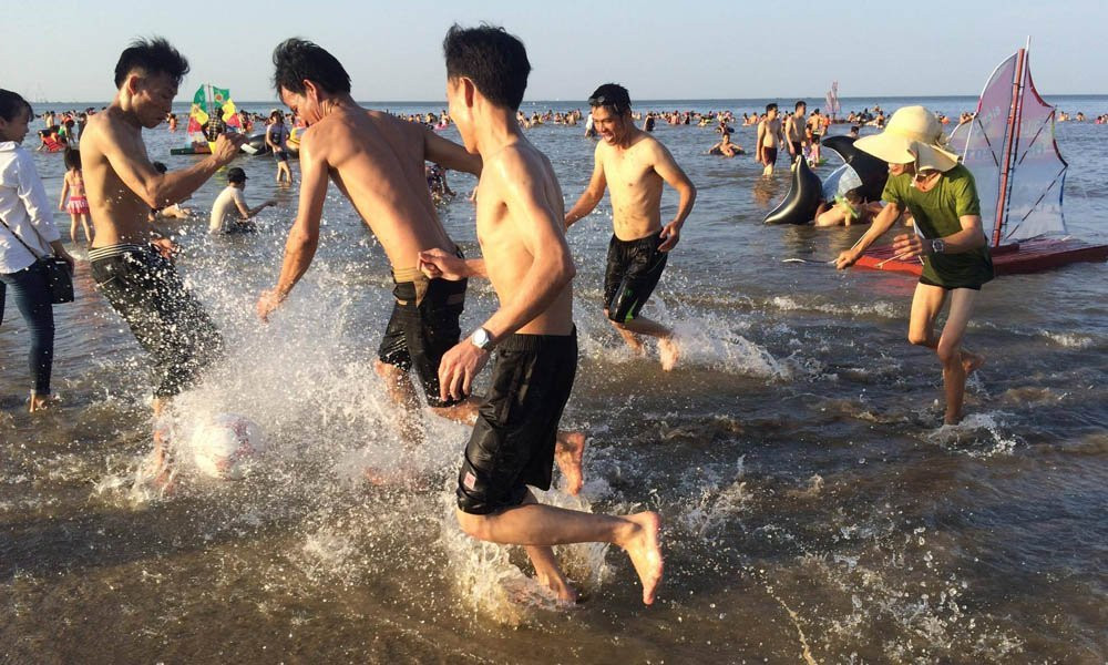 nắng nóng, nóng kỷ lục, Sầm Sơn, Cửa Lò, Đồ Sơn, bãi biển, giải nhiệt