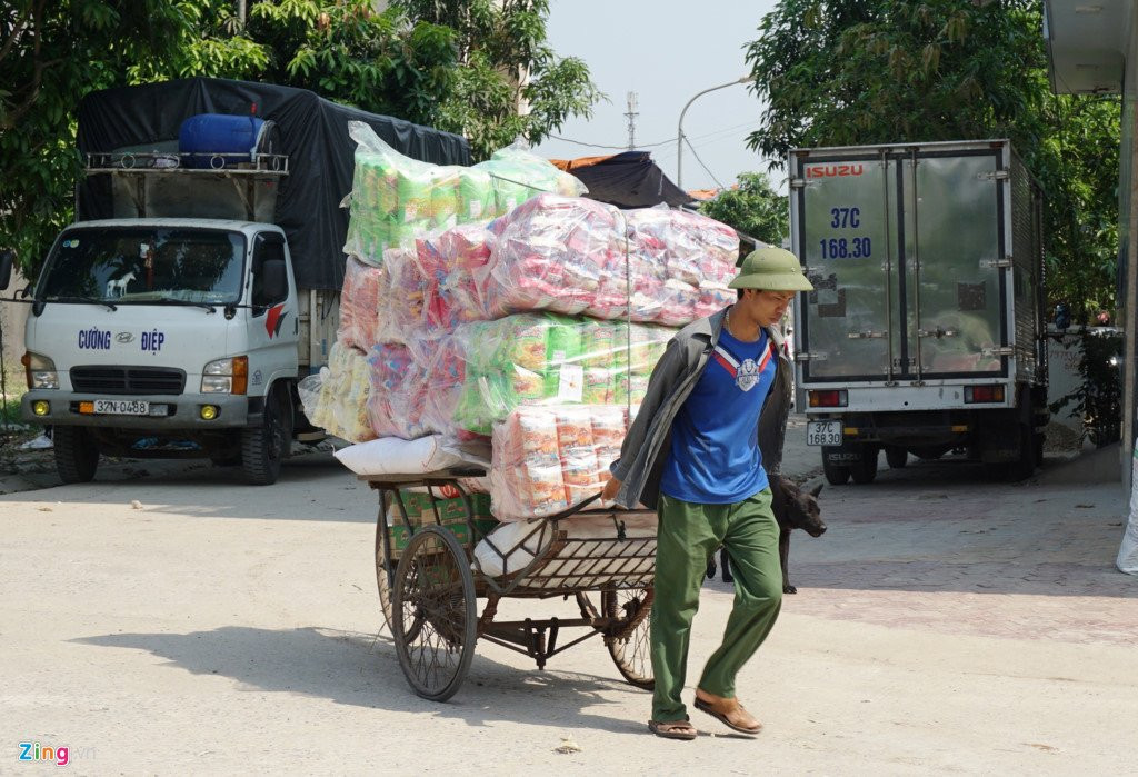 Nguoi ngheo o Nghe An gong minh muu sinh duoi troi nang nhu thieu hinh anh 2