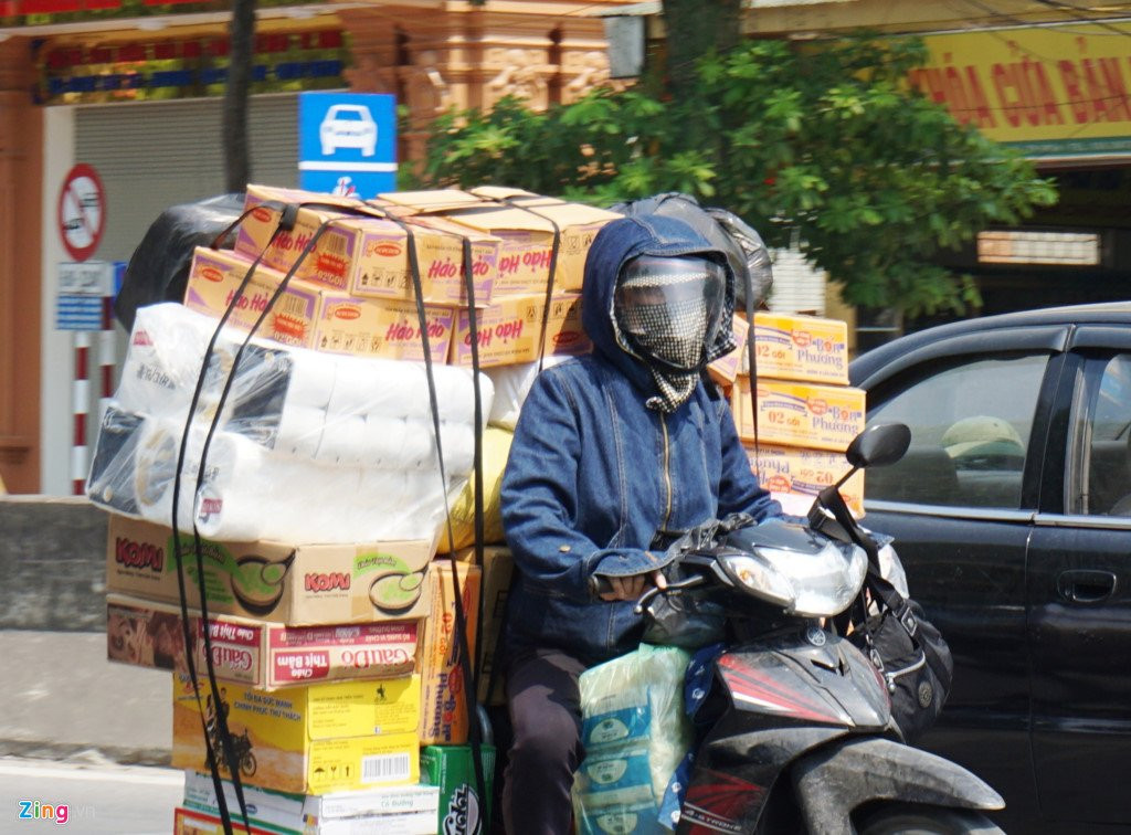 Nguoi ngheo o Nghe An gong minh muu sinh duoi troi nang nhu thieu hinh anh 4