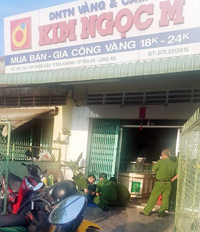 ke-bit-mat-chem-ba-chu-tiem-vang-giua-ban-ngay-cuop-10-luong