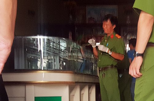 ke-bit-mat-chem-ba-chu-tiem-vang-giua-ban-ngay-cuop-10-luong-1