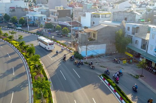 Căn nhà án ngữ trên phần đường dành cho người đi bộ, xe máy và thô sơ. Ảnh: Như Quỳnh