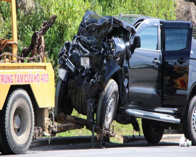 Xe ban tai tong truc dien oto khach, 4 nguoi bi thuong hinh anh 1