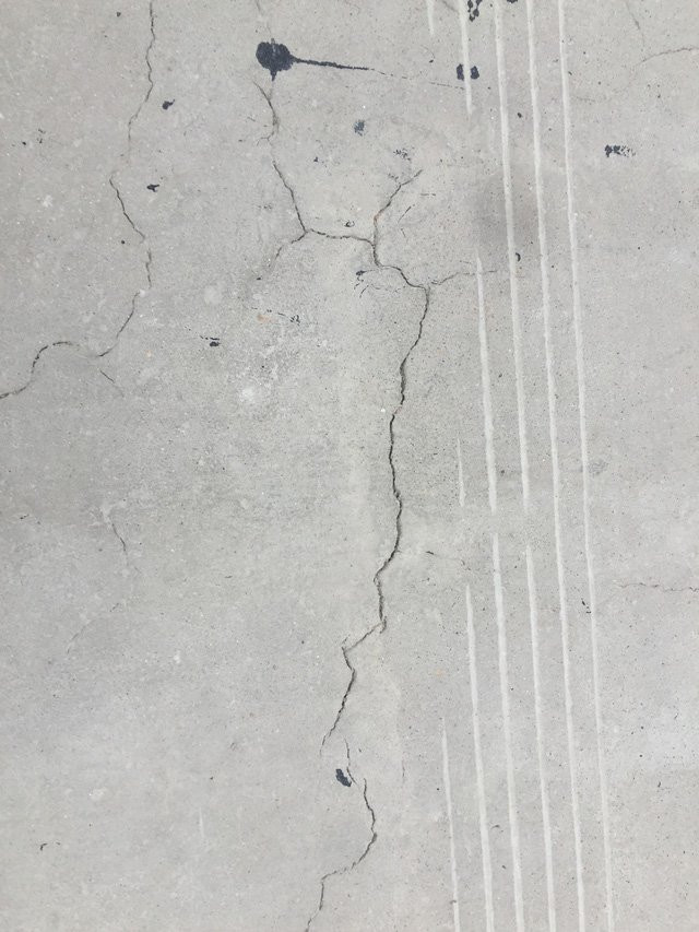 Xuất hiện nhiều vết nứt kéo dài trên mặt đường bê tông