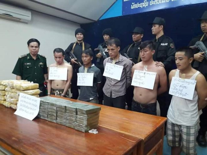 Bat 5 thanh nien nguoi nuoc ngoai van chuyen 40 banh heroin hinh anh 1