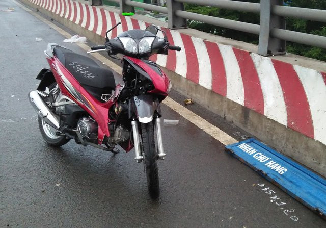 Chiếc xe máy của nạn nhân tại hiện trường