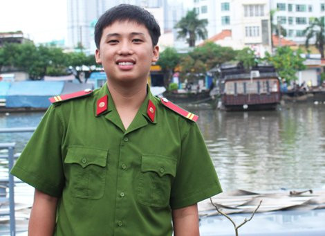 chien-si-trang-dem-chua-chay-gan-cang-sai-gon-sang-di-thi