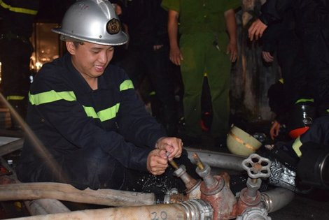 chien-si-trang-dem-chua-chay-gan-cang-sai-gon-sang-di-thi-1