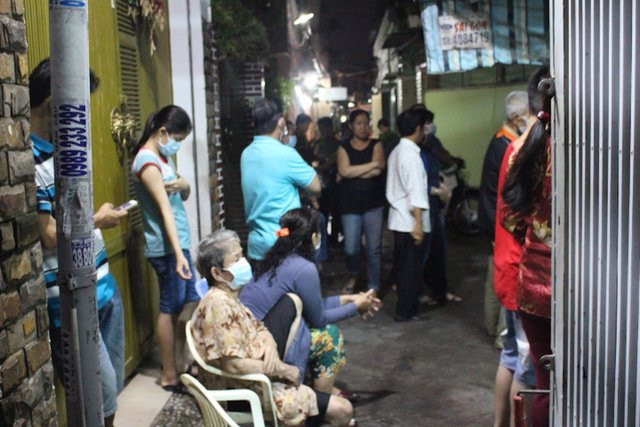 Người dân tập trung theo dõi công an khám nghiệm hiện trường