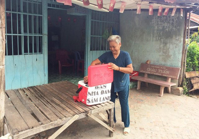 Cụ Nguyễn Thị Lượng (1947) sau khi được trở về nhà cũ ở, cụ làm nước nha đam bán, kiếm tiền lo cho cuộc sống sau hơn 2 tháng sống vạ vật nhà người quen.